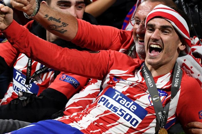    Penyerang Atletico Madrid, Antoine Griezmann, melakukan selebrasi setelah timnya keluar sebagai juara Liga Europa musim 2017-2018 di Stade de Lyon, Rabu (15/5/2018) waktu setempat.   