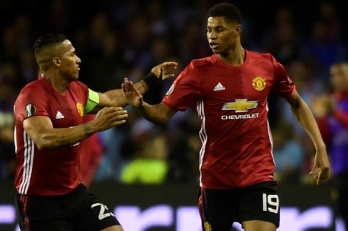 Penyerang Manchester United, Marcus Rashford (kanan), merayakan gol yang dia cetak ke gawang Celta Vigo bersama rekannya, Antonio Valencia, dalam laga semifinal I Liga Europa di Estadio Balaidos, Vigo, 4 Mei 2017.