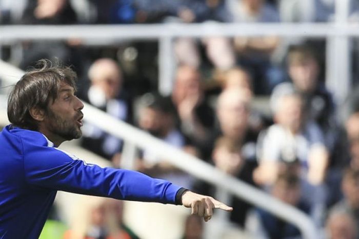 Pelatih Chelsea, Antonio Conte, bereaksi pada laga Liga Inggris kontra Newcastle United di Stadion St James'Park, Newcastle, Minggu (13/5/2018).