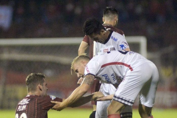 Gelandang PSM Makassar, Wiljan Pluim (kiri), mendapatkan bantuan dari kompatriotnya di Bali United, Nick van der Velden, dalam laga Liga 1 di Stadion Andi Mattalatta, Senin (6/11/2017).