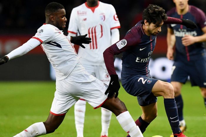 Aksi gelandang Paris Saint-Germain, Javier Pastore (kanan), saat berduel dengan bek Lille, Edgar Ie, dalam lanjutan Liga Prancis 2017-2018 di Stadion Parc des Princes, Paris, Prancis, pada Sabtu (9/12/2017).