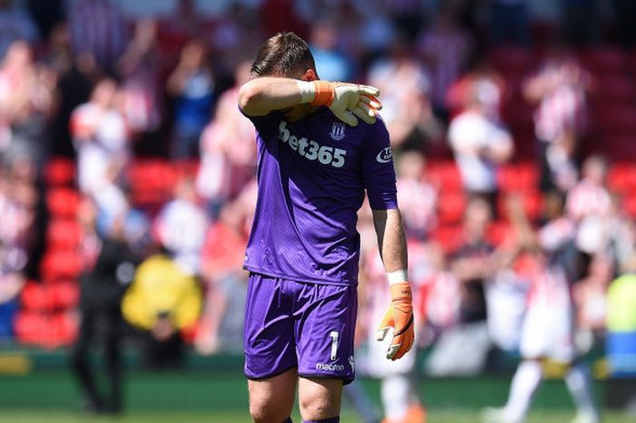 Kiper Stoke City, Jack Butland, meninggalkan lapangan sambil menangis setelah gagal menyelamatkan klubnya dari degradasi usai kalah 1-2 dari Crystal Palace, Sabtu (5/5/2018) di Bet365 Stadium.