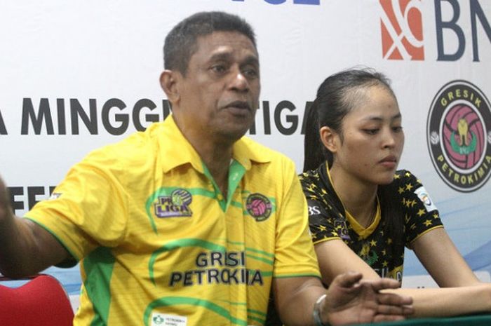 Pelatih Gresik Petrokimia, Victor Laiyan (kiri) saat memberi keterangan kepada awak media usai pertandingan Proliga putaran pertama lalu.