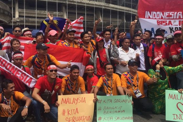 Ribuan suporter Timnas Indonesia bersiap mendukung Garuda Muda berlaga melawan Kamboja di Stadion Shah Alam, Malaysia.