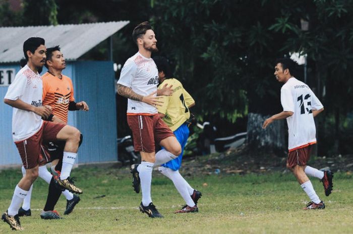 Pemain PSM Makassar, Marc Klok, saat memberikan ilmu kepada masyarakat Makassar