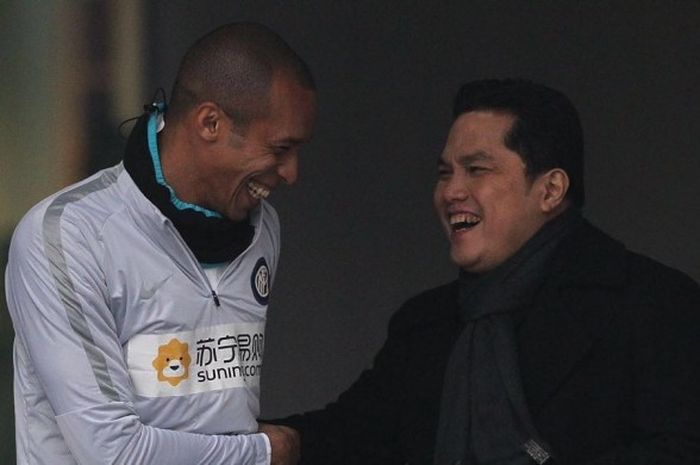 Presiden Inter Milan, Erick Thohir (kanan), berbincang dengan Joao Mario pada sesi latihan Selasa (31/1/2017).