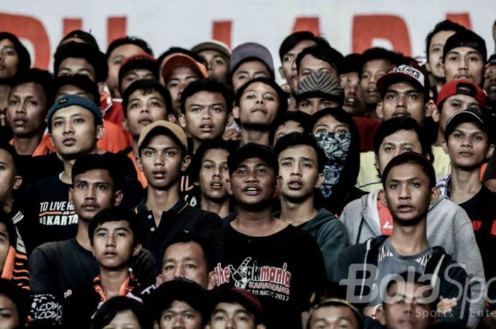 Ekpresi The Jakmania, suporter Persija,  ketika mendukung tim kesayangan mereka.