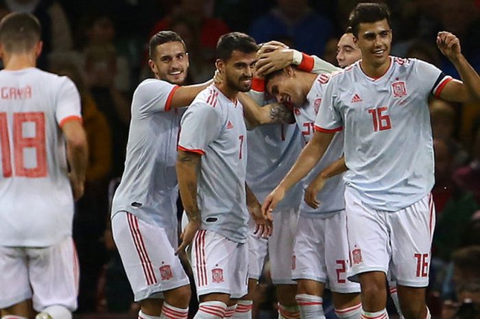 Para pemain timnas Spanyol merayakan gol Marc Bartra saat menghadapi Wales dalam laga uji coba di Stadion Cardiff City, Cardiff, Wales, pada Kamis (11/10/2018).