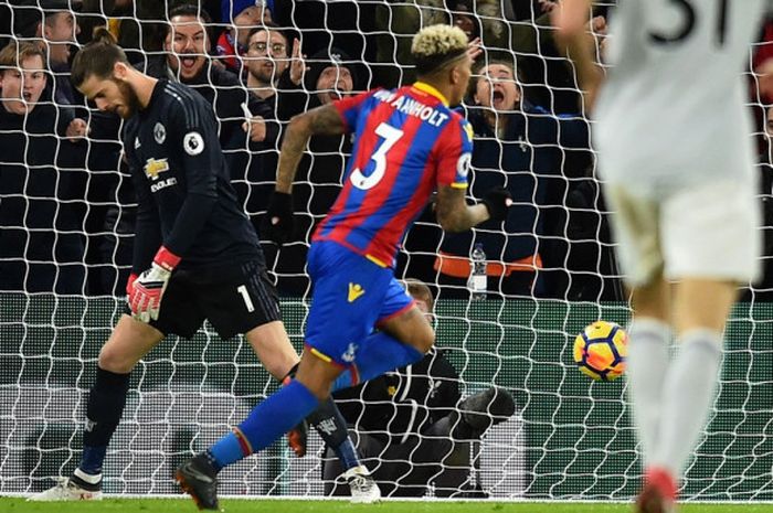 Ekspresi kiper Manchester United, David De Gea (kiri), seusai dijebol bek kiri Crystal Palace, Patrick van Aanholt, dalam laga Liga Inggris di Stadion Selhurst Park, London, pada 5 Maret 2018.