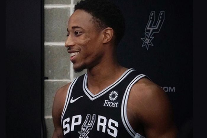 DeMar DeRozan tampil dengan seragam San Antonio Spurs dalam sesi media day NBA yang digelar Senin (24/9/2018) waktu setempat atau Selasa pagi WIB.