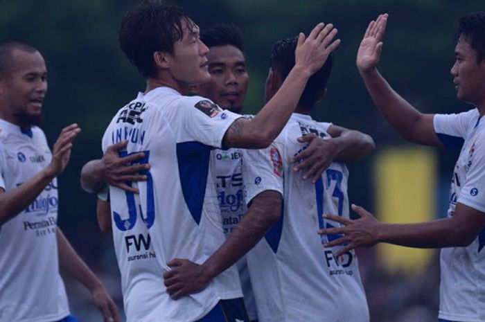 Suka cita pemain Persib seusai membobol gawang tuan rumah Perserang pada laga uji coba di Stadion Maulana Yusuf, Serang, pada Kamis (1/3/2018) sore. 