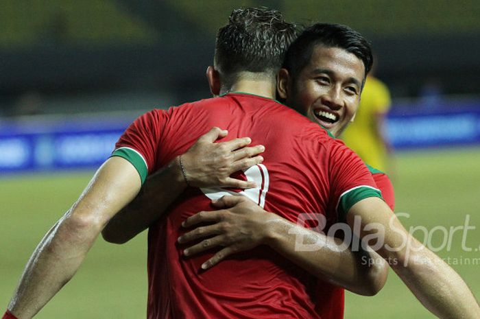 I Putu Gede memeluk Ilija Spasojevic di laga persahabatan melawan Timnas Guyana, Sabtu (25/11/2017)