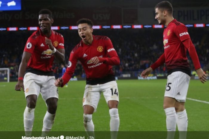 Para pemain Manchester United, Paul Pogba, Jesse Lingard, dan Andreas Pereira, melakukan selebrasi d