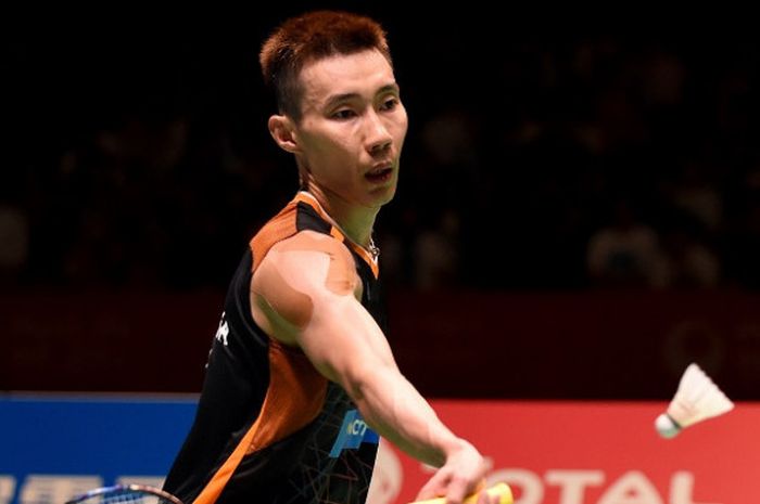 Pebulu tangkis tunggal putra Malaysia, Lee Chong Wei, mengembalikan kok ke arah Viktor Axelsen (Denmark) pada final Jepang Terbuka yang berlangsung di Tokyo Metropolitan Gymnasium, Minggu (24/9/2017).