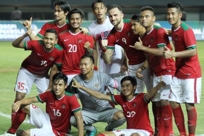 Timnas Indonesia seusai mengalahkan timnas Guyana pada uji coba internasional di Stadion Patriot, Kota Bekasi, 25 November 2017.