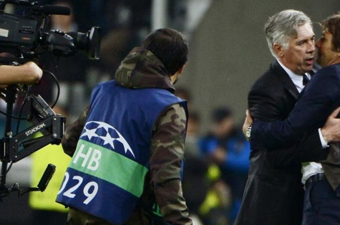 Antonio Conte (kanan) dan Carlo Ancelotti berpelukan pada akhir laga Liga Champions antara Juventus kontra Real Madrid di Juventus Stadium, Turin, 5 November 2013.