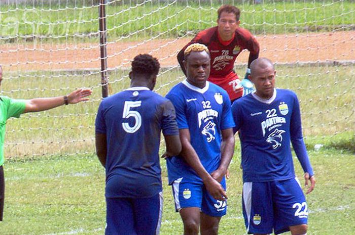 Bek Persib, Victor Igbonefo (tengah), bersama Michael Essien (kiri), dan Supardi, saat melakoni laga uji coba melawan Diklat Persib di Stadion si Jalak Harupat, Kabupaten Bandung, Senin (8/1/2018).