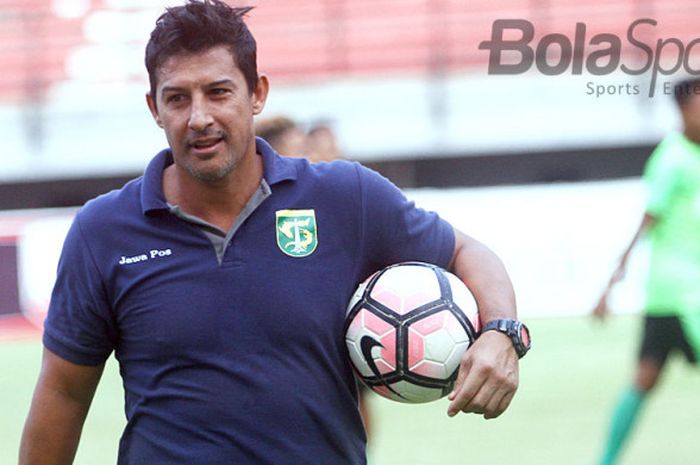 Angel Alfredo Vera saat memberikan materi latihan pada pemain Persebaya.