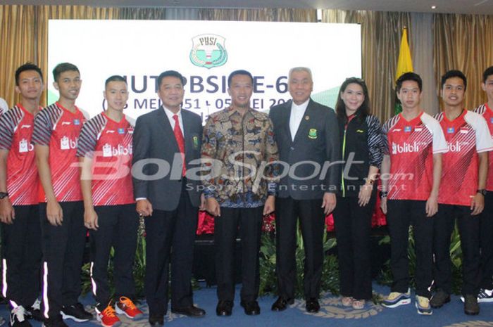  Tim putra Indonesia untuk Piala Thomas 2018 berpose dengan Menpora RI Imam Nahrawi dan jajaran pengurus PP PBSI di sela acara perayaan HUT PP PBSI ke-67 di Hotel Atlet Century, Senayan, Jakarta, Selasa (8/5/2018). 