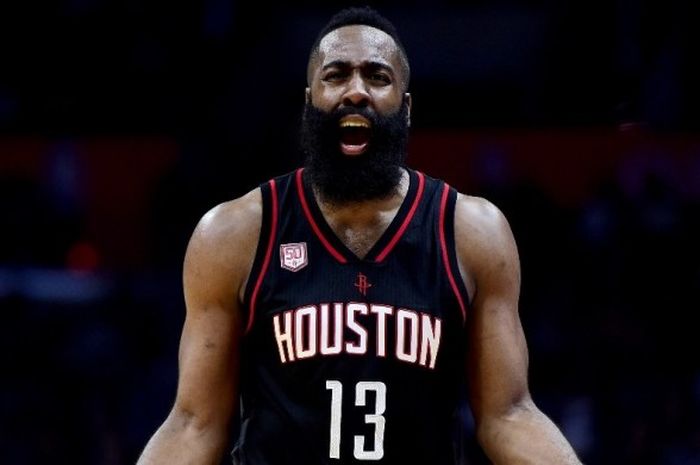 Guard Houston Rockets, James Harden, bereaksi saat menjalani pertandingan melawan Los Angeles Clippers di Staples Center, Los Angeles, California, Rabu (1/3/2017).