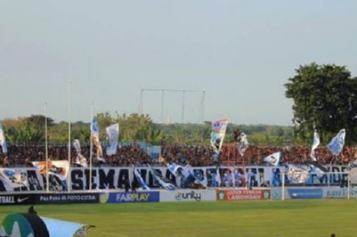 Atraksi LA Mania, suporter Persela Lamongan, di Stadion Surajaya, Lamongan.