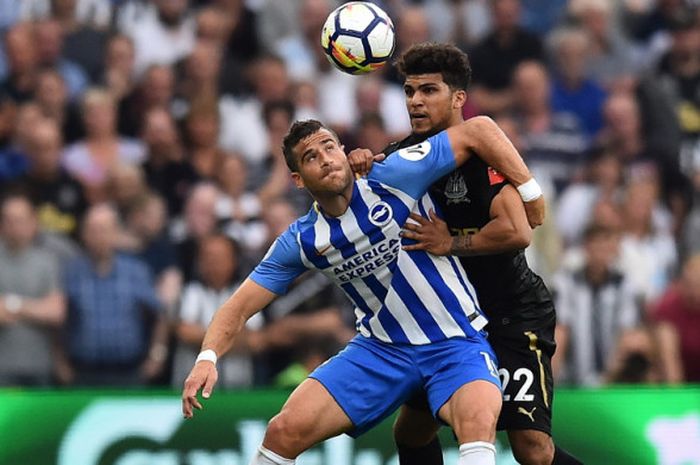 Striker Brighton & Hove Albion, Tomer Hemed (kiri), berduel dengan bek Newcastle United, DeAndre Yedlin, dalam laga Liga Inggris 2017-2018 di Stadion Amex, Brighton, Inggris, pada Minggu (24/9/2017).