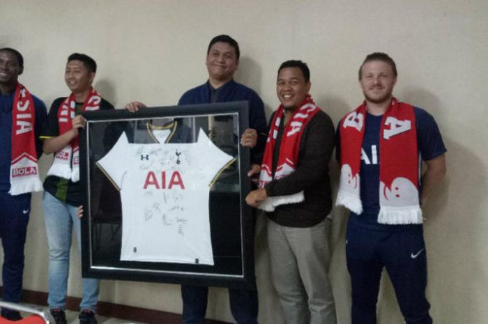 Global Coaching Team Tottenham Hotspur, Anton Blackwood dan Danny Mitchell, bersama perwakilan AIA mengunjungi markas Tabloid BOLA dan BolaSport.com di Palmerah Barat, Jakarta, pada Selasa (24/4/2018).