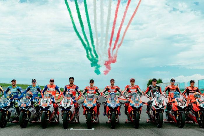  Andrea Dovizioso dan Jorge Lorenzo bersama 10 pebalap lain saat World Ducati Week di Sirkuit Misano, Italia, Sabtu (21/7/2018). 