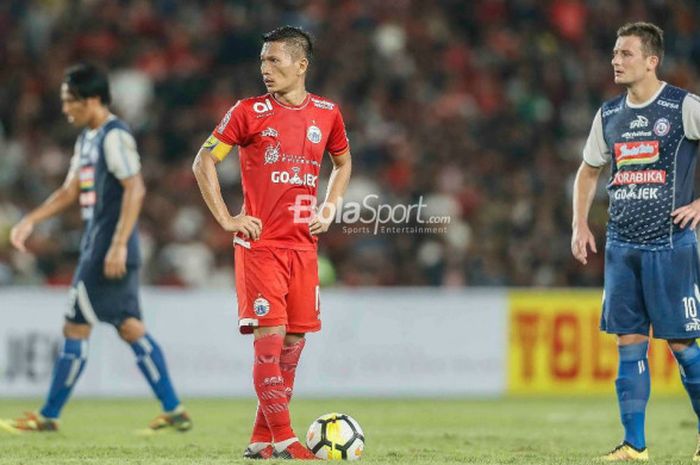 Kapten Persija Jakarta, Ismed Sofyan, dan pemain Arema, Balsa Bosovic, bereaksi pada laga Liga 1 2018 di Stadion Utama GBK pada Sabtu (31/3/2018).