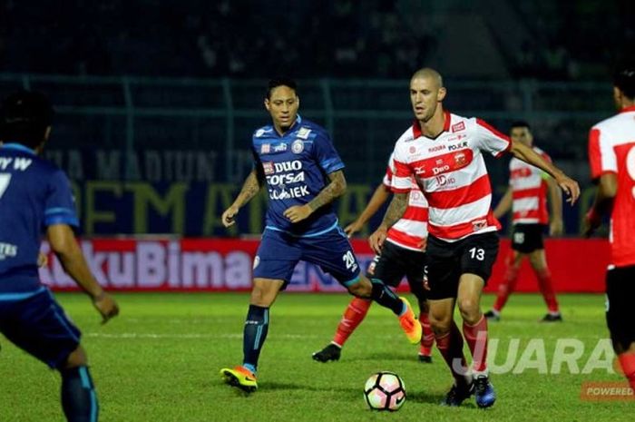 Juan Pablo Pino saat mengejar bola dari pemain Madura United Dane Milanovic dalam laga ekan ke 6 Gojek Traveloka Liga 1 Arema FC vs Madura United yang berakhir dengan skor 1-1 di Stadion Kanjuruhan Malang, Jawa Timur (14/05/2017) Minggu malam. Suci 