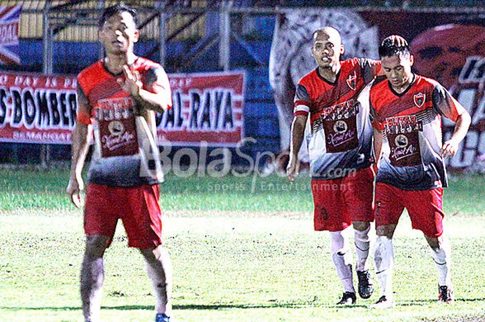 Pemain Blitar United, merayakan gol yang dicetak Diego Damara Putra (kanan) saat melawan Persik Kendal dalam laga final Liga 3 di Stadion Gelora Bumi Kartini, Jepara, Minggu (17/12/2017)