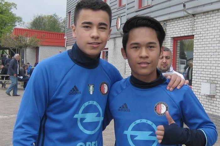 Remaja asal Indonesia, Yussa Nugraha (kanan), berfoto dengan anak dari Giovanni van Bronckhorst, Jak