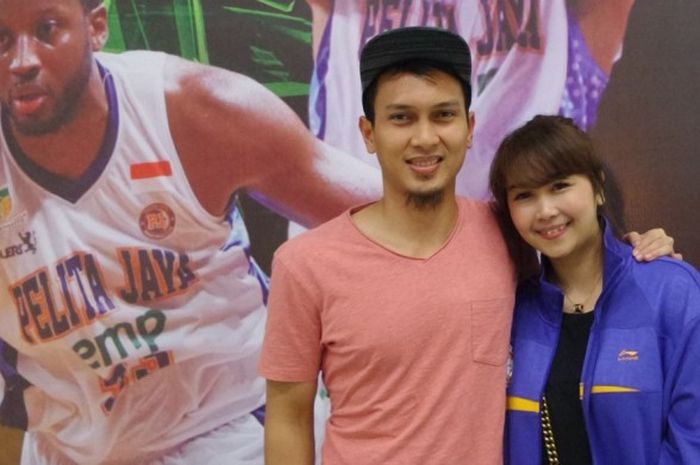 Pebulu tangkis ganda putra nasional, Mohammad Ahsan, bersama sang istri, Christine Novitania, menyaksikan secara langsung pertandingan final Indonesian Basketball League (IBL) antara Satria Muda Pertamina Jakarta dan Pelita Jaya EMP Jakarta di BritAma Arena, Kelapa Gading, Jakarta Utara, Sabtu (7/5/2017).