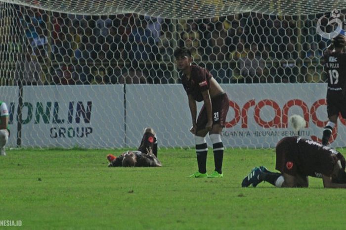 Kekecewaan para pemain PSM Makassar usai kalah dramatis melawan Barito Putera dengan skor 1-2, Senin (16/4/2018).