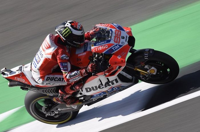 Jorge Lorenzo saat memacu Desmosedici GP17 di latihan bebas kedua MotoGP Inggris, Jumat (25/8/2017).