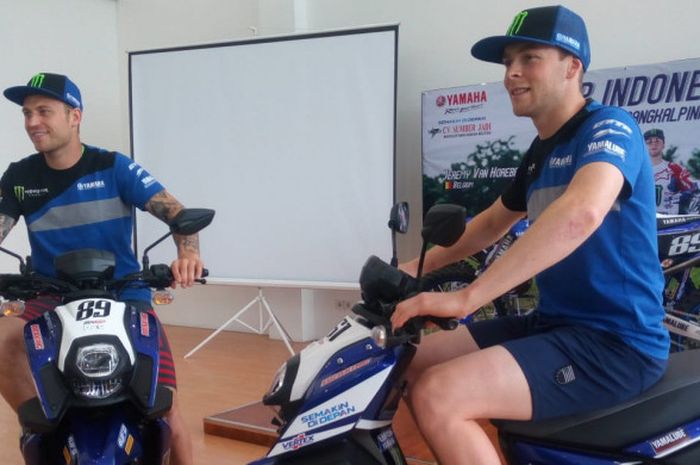 Rider Monster Energy Yamaha Factory Team, Jeremy van Horebeek dan Romain Febvre berpose di atas skuter terbaru Yamaha X-Ride 125 di hadapan penggemar pada acaea meet and greet di Yamaha Sentral, Pangkal Pinang, Bangka, Jumat (29/06/2018).