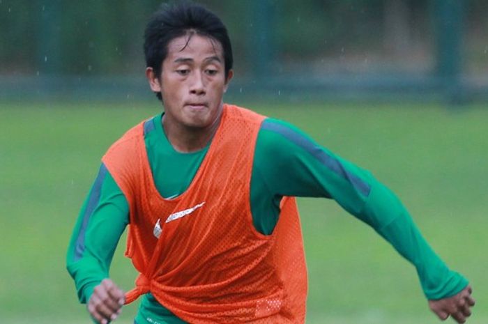  Bayu Gatra mengikuti sesi latihan tim nasional Indonesia di Lapangan Sekolah Pelita Harapan, Karawaci, Selasa (1/11/2016). 