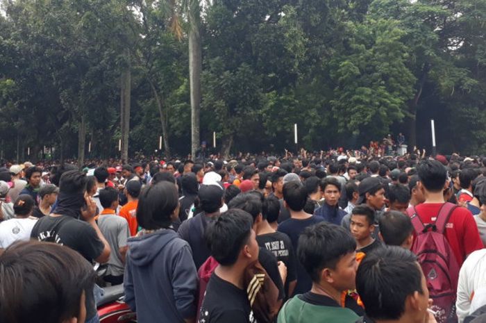 Antrean penonton yang mayoritas fan Persija, Jakmania, untuk laga final Piala Presiden 2018 kontra Bali United di area Stadion Utama GBK, Senayan, Jakarta, Sabtu (17/2/2018) siang. 