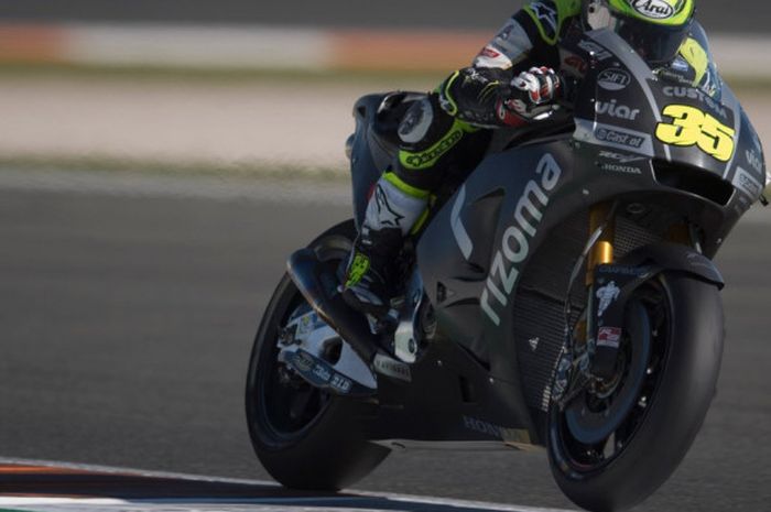 Pebalap LCR Honda, Cal Crutchlow, memacu motor baru pada hari kedua tes pramusim MotoGP yang berlangsung di Sirkuit Ricardo Tormo, Valencia, Spanyol (15/11/2017).