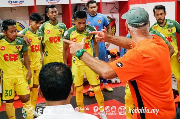 Pemain asal Indonesia, Andik Vermansah (dua dari kiri) bersama pemain Kedah FA lainnnya saat mendapatkan instruksi pelatih saat menjamu Kelantan FA di ruang ganti Stadion Darul Aman, Alor Setar, 5 Juni 2018. 