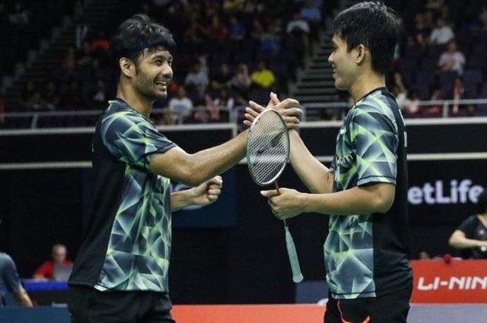 Pasangan ganda putra nasional, Berry Angriawan/Hardianto, melakukan selebrasi setelah mengalahkan unggulan kedua dari Malaysia, Goh V Shem/Tan Wee Kiong, pada babak perempat final Singapura Terbuka yang berlangsung di Singapore Indoor Stadium, Jumat (14/4/2017). Berry/Hardianto menang 21-15, 21-15.