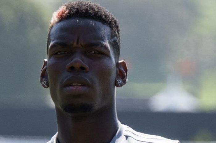 Gelandang Manchester United, Paul Pogba, dalam satu sesi latihan di  University of California Los Angeles (UCLA)