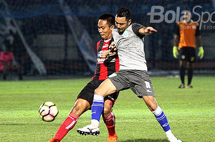 Pemain Persela Lamongan, Shohei Matsunaga (kanan) mencoba melewati pemain Persipura Jayapura pada laga uji coba Jakajaya friendly Game di Stadion Surajaya Lamongan.