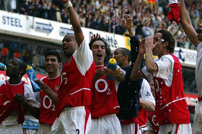 Usai menahan imbang 2-2 Tottenham Hotspur para penggawa Arsenal merayakan kesuksesan timnya menjuarai Liga Inggris musim 2003-2004 di Stadion Whiter Hart Lane, pada 25 April 2004.