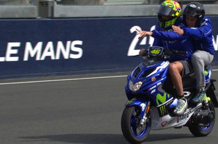 Valentino Rossi mempelejarai layout Sirkuit Le Mans bersama pelatihnya, Luca Cadalora, jelang seri b