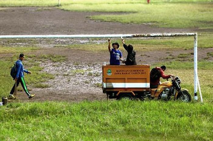 Stadion Sangkuriang saat diperbaiki beberapa waktu lalu.