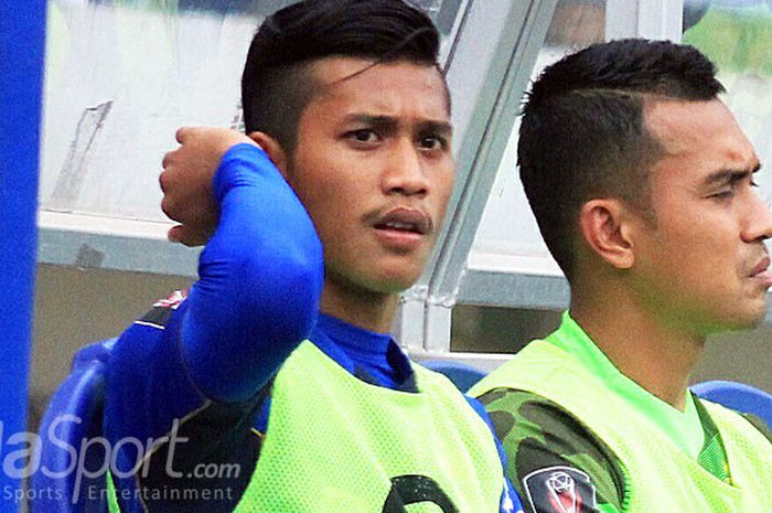 Pemain muda Persib, Indra Mustafa (kiri) saat duduk di bangku cadangan ‎saat menghadapi Sriwijaya FC di Stadion GBLA, Selasa (16/1/2018).