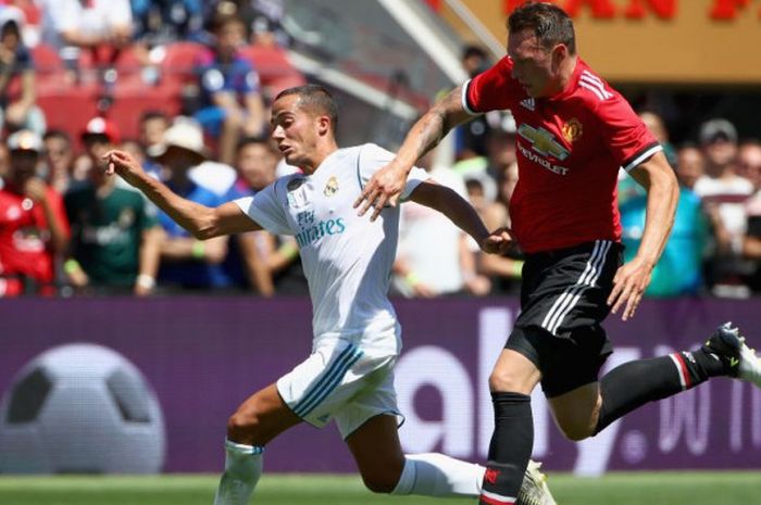 Bek Manchester United, Phil Jones, berduel dengan pemain Real Madrid, Lucas Vazquez, pada laga International Champions Cup 2017 di Levi's Stadium, Santa Clara, California, pada 23 Juli 2017. 