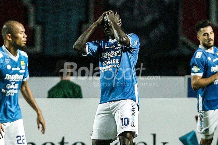  Ekspresi kecewa striker Persib Bandung, Ezechiel N'Douassel, setelah sepakannya gagal menjebol gawang PSM Makassar pada pekan kesepuluh Liga 1 2018 di Stadion GBLA, Bandung, Rabu(23/05/18). 