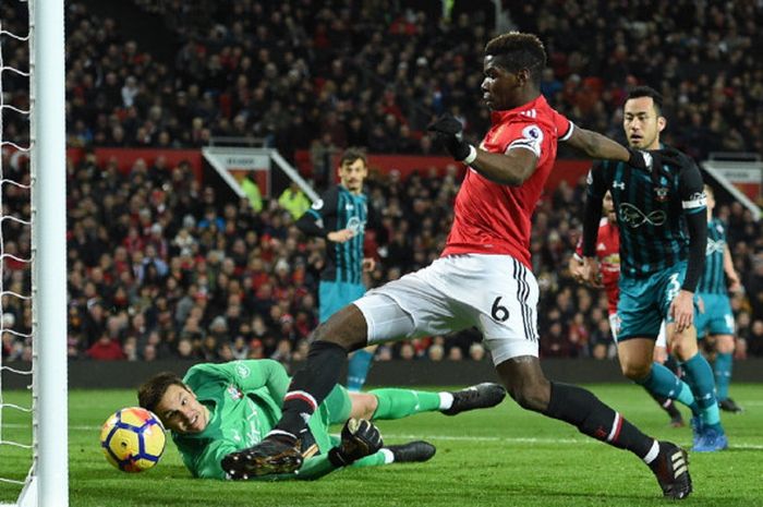 Aksi gelandang Manchester United, Paul Pogba, saat mencetak gol ke gawang Southampton yang dianulir oleh wasit karena telah berdiri di posisi off side dalam pertandingan Liga Inggris 2017-2018 di Stadion Old Trafford, Manchester, Inggris, pada Sabtu (30/12/2017).